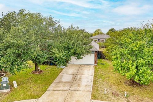 117 Lago Grande Dr, Uhland, TX 78640-5172