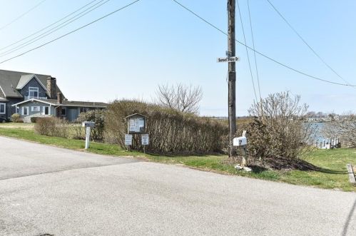 31 Sunset Shore Dr, South Kingstown RI  02882-5426 exterior