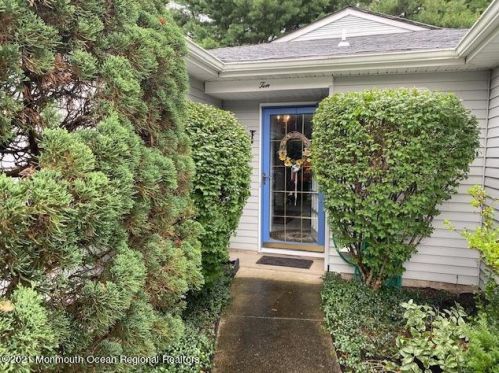 10 Garland Dr, Bricktown, NJ 08723-7827