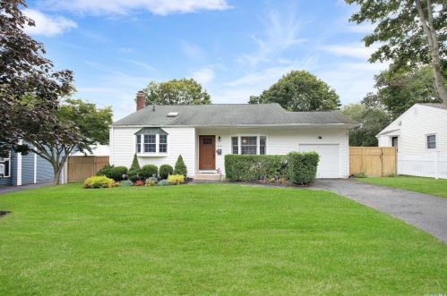 429 Hillside Ave, West Sayville, NY 11796-1205