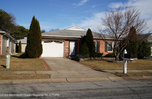 102 Meadowbrook Rd, Bricktown, NJ 08723-7852