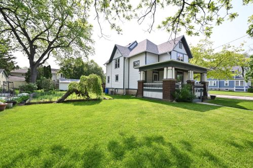 641 Silver Lake St, Oconomowoc, WI 53066-3765