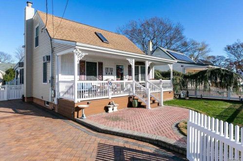 540 Hamilton Ave, North Lindenhurst, NY 11757-3421