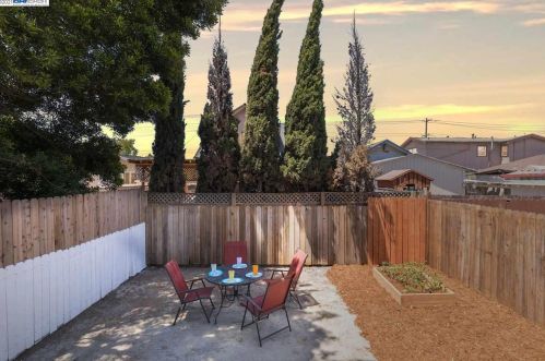 685 7th St, Richmond, CA 94801-2709