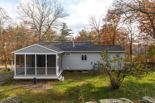 8 Walnut Hill Rd, Sandown NH  03873-2305 exterior