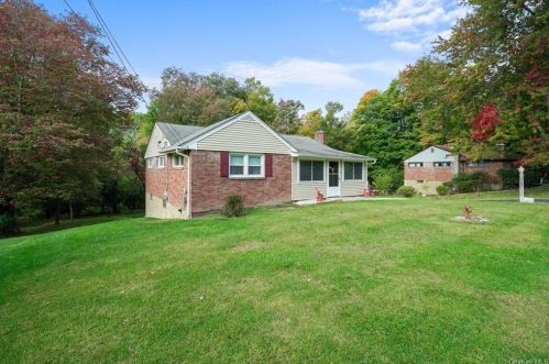 23 Hy Vue Dr, Newburgh, NY 12550-1814
