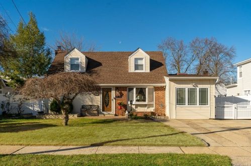 231 Crown Ave, Floral Park, NY 11001-3759