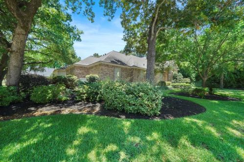 28 Wedgewood Blvd, Conroe, TX 77304-1348