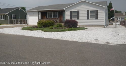 810 Leeward Dr, Lacey, NJ 08731-3001