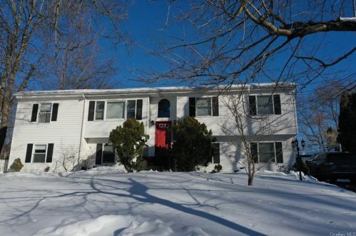 18 Lake Ave, Hillburn, NY 10931-9002