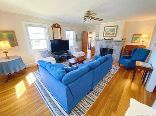 22 Crescent St, Groton CT  06340-8913 exterior