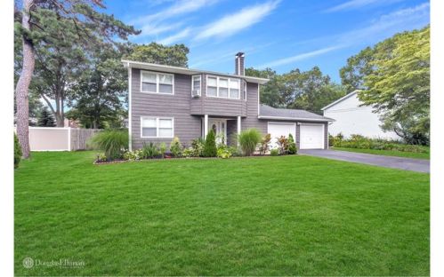 1032 Grundy Ave, Holbrook, NY 11741-2612