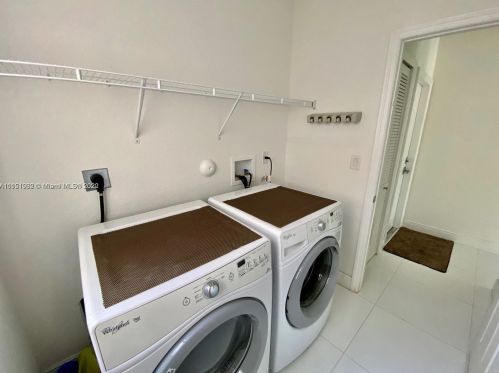 948 104th Ave, Miami FL  33172-4097 exterior