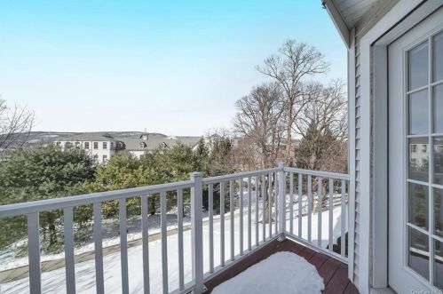 122 Northview Ct, Peekskill NY  10566-4439 exterior