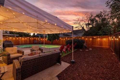 8686 White Peacock Way, Elk Grove CA  95624-3701 exterior