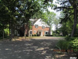 275 Connetquot Dr, Oakdale, NY 11769-1978