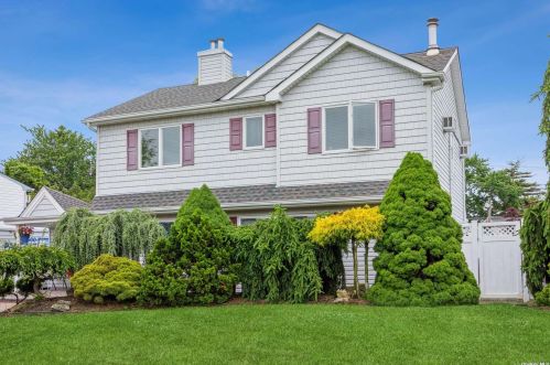 46 Wildwood Ln, North Wantagh, NY 11793-1215