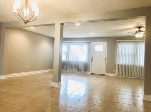 105 Water Dr, Galveston, TX 77550-3209