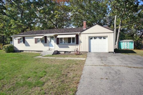 142 Sachem Rd, North Kingstown, RI 02852-2110