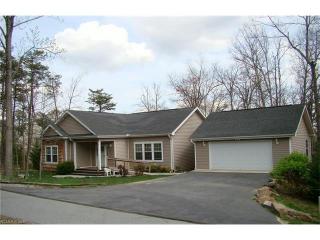 22 Cardinal Ct, Hendersonville, NC 28792-6920