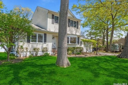 759 Van Buren Ave, West Islip NY  11795-1337 exterior