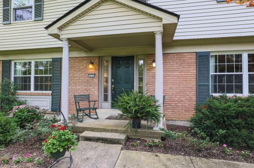 7225 Camargowoods Dr, Cincinnati, OH 45243-2207
