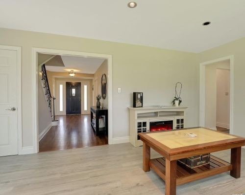 87 Wexford Dr, Oakdale NY  11769-1438 exterior