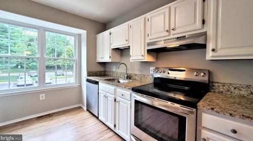 2324 Hunters Square Ct, Herndon VA  20191-2814 exterior