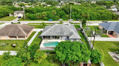 912 Paar Dr, Fort Pierce FL  34953-5623 exterior