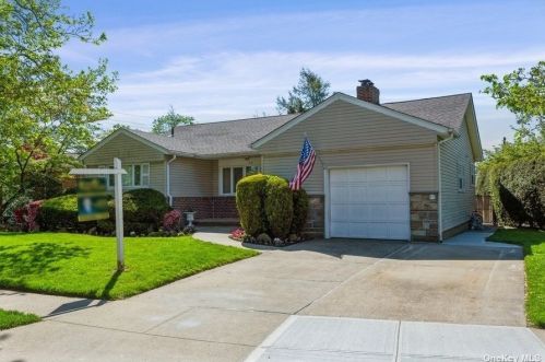 75 Sperry Blvd, New Hyde Park, NY 11040-3815