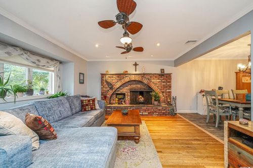 60 Thoreau Rd, Babylon, NY 11703-4824