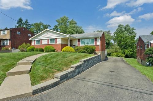 704 Macbeth Dr, Pittsburgh, PA 15235-4614