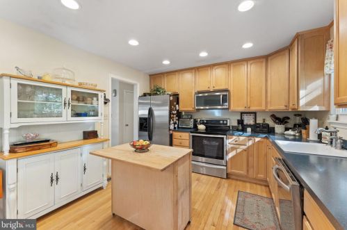 16309 Poplar Hill Rd, Haymarket VA  20169-2101 exterior