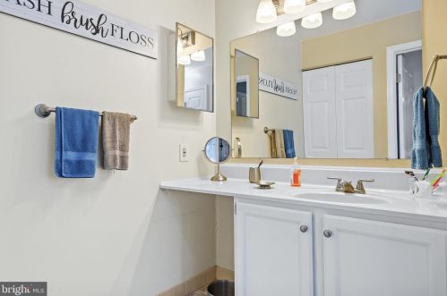 20 Gena Ct, Trenton NJ 08690-3630 exterior