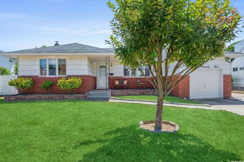 373 32nd St, North Lindenhurst, NY 11757-3232