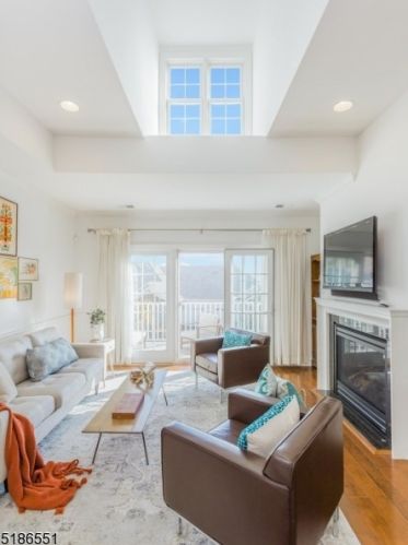 102 Quarry Dr, West Paterson NJ  07424-4255 exterior