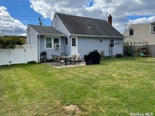 190 31 St, North Lindenhurst NY 11757-3216 exterior