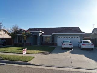 1200 Cousins Dr, Lemoore CA  93245-3992 exterior