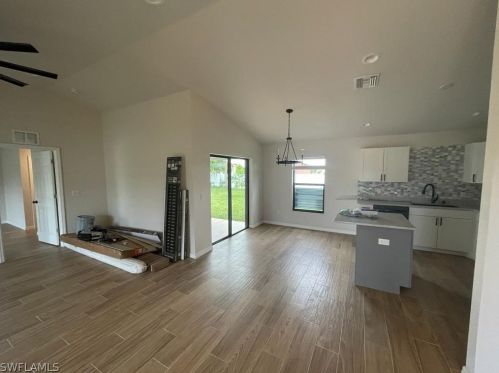 463 1st Pl, Cape Coral, FL 33909-1911
