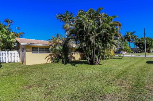 712 10th Ave, Hollywood FL  33019-1903 exterior