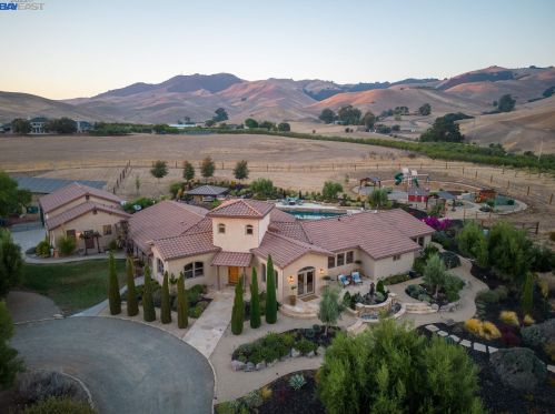 1080 Victorine Rd, Livermore CA  94551-6635 exterior
