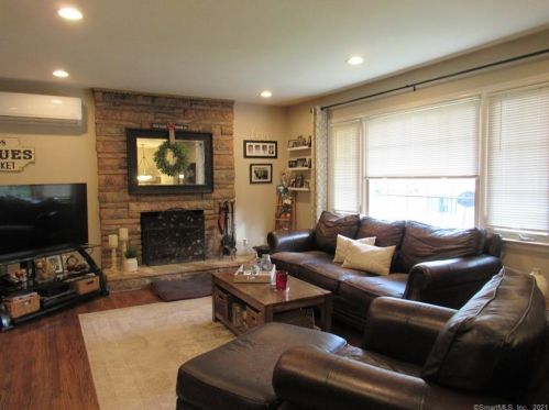 5 Martha Pl, Bridgeport, CT 06606-2639
