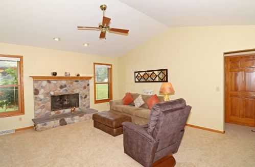 600 Woodbridge Trl, Watertown, WI 53094-6092