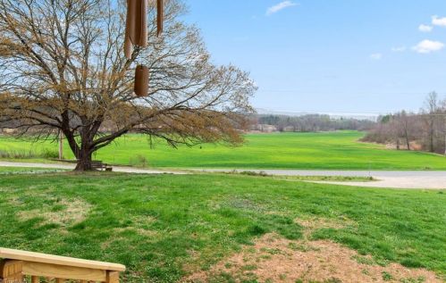 125 Phillips Stone Trl, Mount Airy, NC 27030-9061
