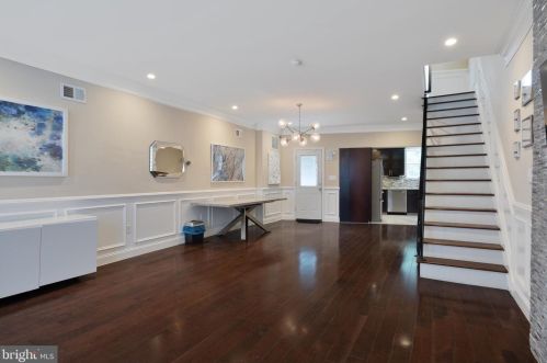 954 Front St, Philadelphia, PA 19147-4327