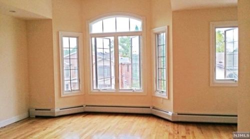 8 Ackerman Pl, Palisades Park NJ  07650-1302 exterior