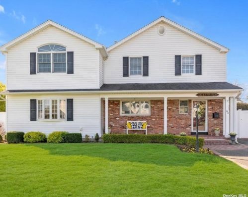 96 Ward St, Westbury, NY 11590-2932