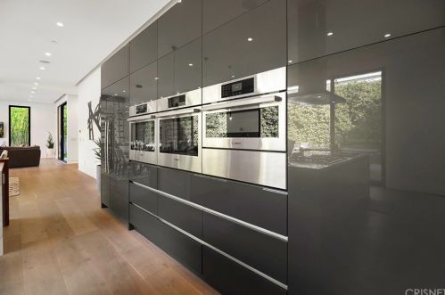 15245 Greenleaf St, Van Nuys CA 91403-4010 exterior