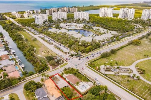 11040 Vanderbilt Dr, Naples FL  34108-2170 exterior