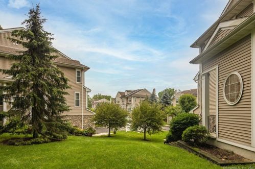 27 Cambridge Dr, Danbury CT  06811-4051 exterior